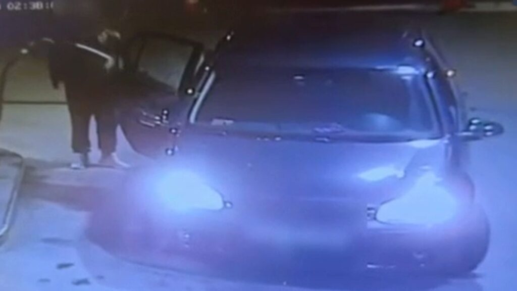  VIDEO | Un bărbat a intrat într-o benzinărie din Timişoara, a turnat carburant pe el şi pe maşina sa şi a ameninţat că dă foc