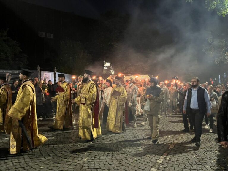 Moaștele Sfintei Parascheva și ale Sfântului Grigorie Palama, purtate în procesiune prin centrul Iașului, în această seară
