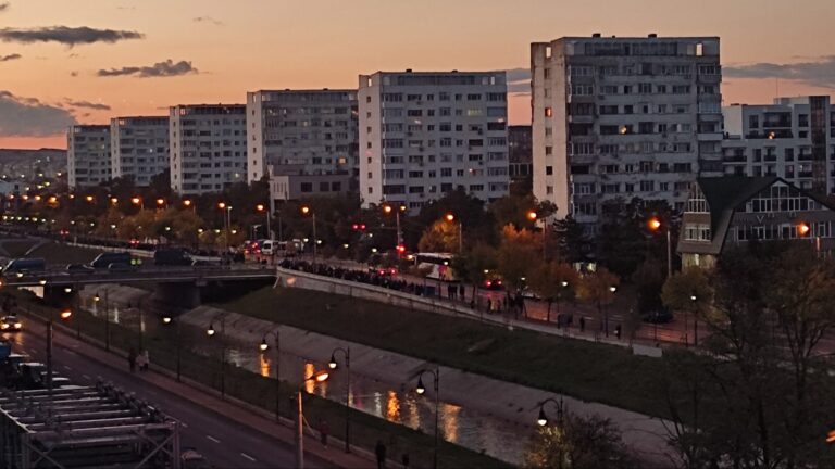 LIVE-TEXT: Punctul culminant al Sărbătorilor Iașului – Hramul Sfintei Parascheva. Timpul de așteptare la coadă e de aproximativ 16 ore