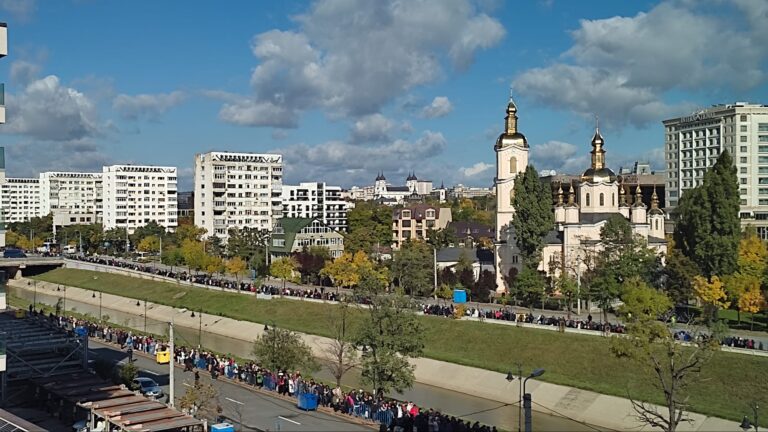 Imagine emoționantă, creată de o voluntară ca mesaj de la stâlpul „fără număr” în rând la Sfânta Parascheva: „Firicele de nădejde în fiecare pas”