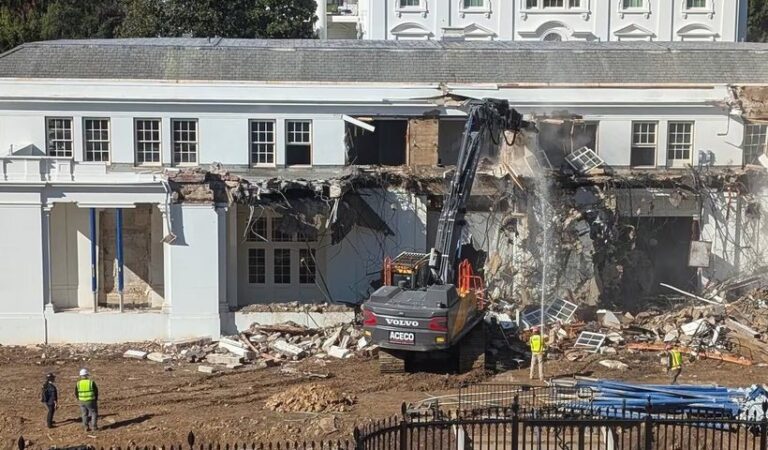 Donald Trump a fost dat în judecată pentru proiectul de construire a sălii de bal de la Casa Albă: „Niciun preşedinte nu are dreptul legal să construiască o sală de bal pe o proprietate publică fără a oferi publicului posibilitatea de a-şi exprima opinia”