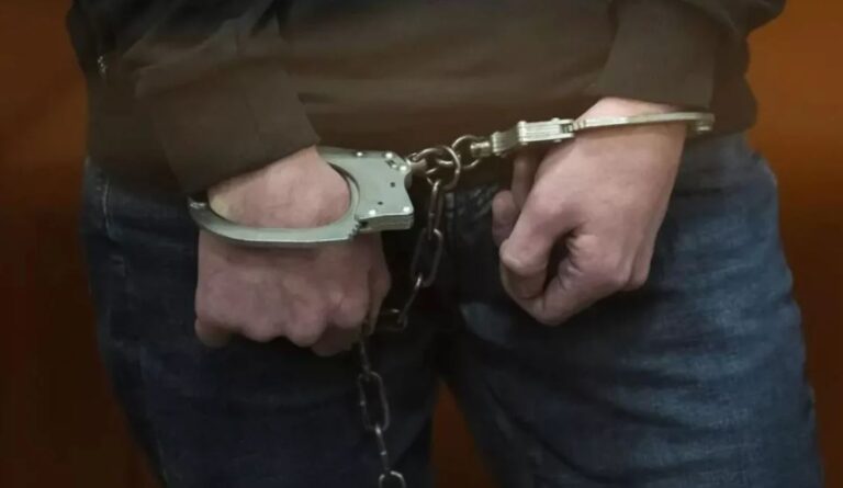 Fiul care a ignorat un ordin de protecție a fost la un pas să-și omoare tatăl cu un vătrai. Totul s-a petrecut pe fondul ignoranței polițiștilor