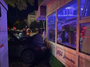 FOTO/VIDEO | O mașină scăpată de sub control a intrat pe trotuar și s-a izbit într-o florărie, pe Șoseaua Nicolina