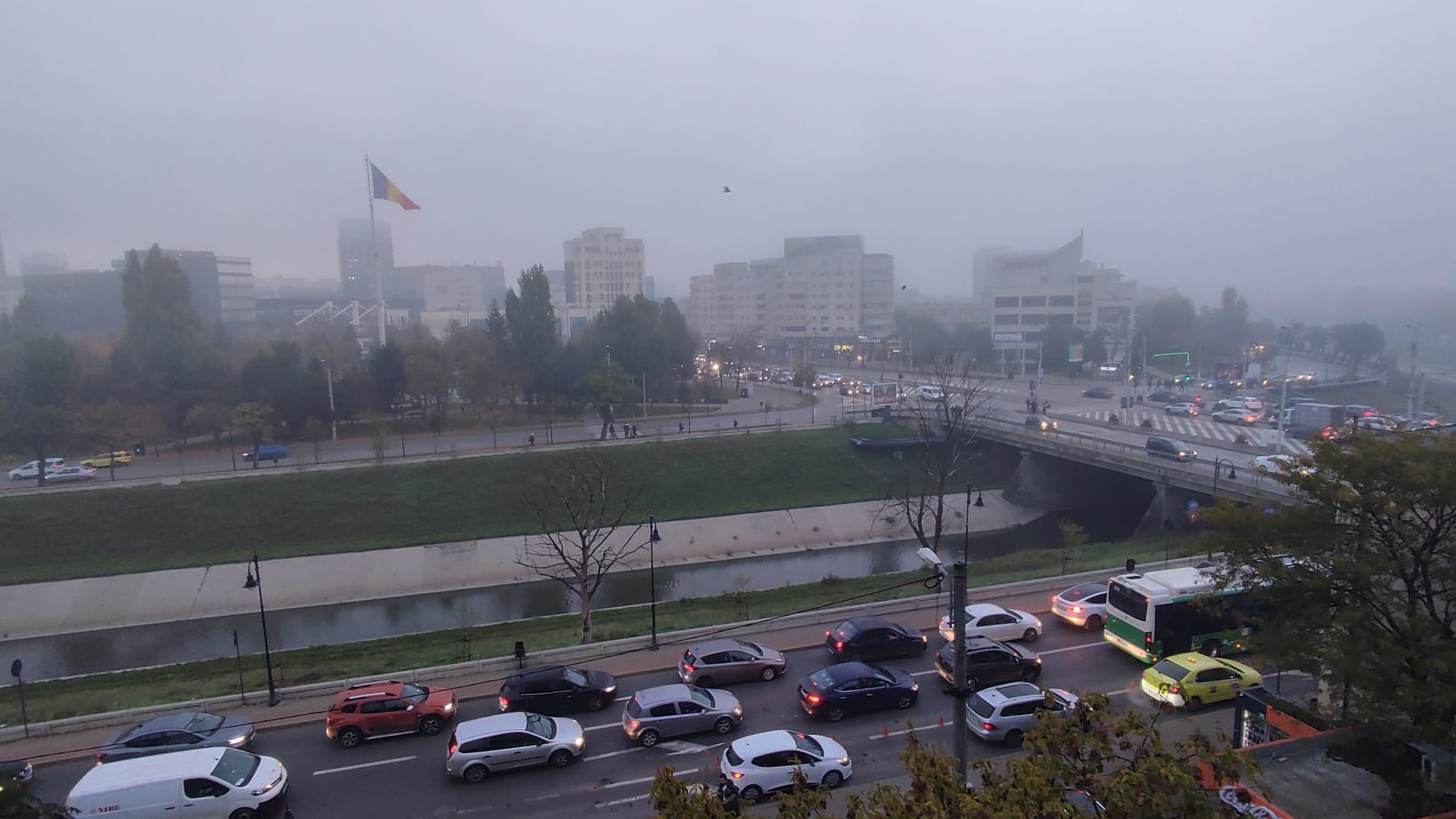  Cod galben de ceață la Iași. Vizibilitate sub 50 de metri în unele zone, risc de ghețuș pe șosele