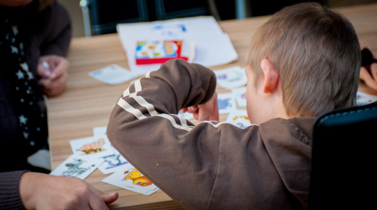 Lipsă de personal, dosare incomplete, terapii inexistente: nereguli grave în centrele sociale din Iași descoperite de AJPIS