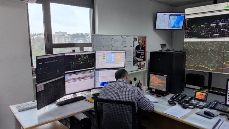 De aici tot Iașul poate fi scos din beznă. Reportaj din dispeceratul Delgaz Grid, locul de unde se oprește/repornește furnizarea energiei electrice/VIDEO-FOTO