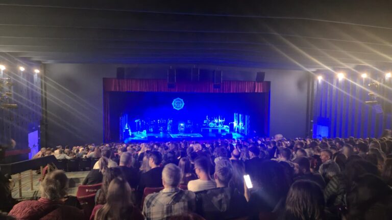 Rând de scaune „fantomă” la Cinema Victoria: acesta nu există, dar se vând zilnic bilete, spre deruta spectatorilor. Ce spune managerul?