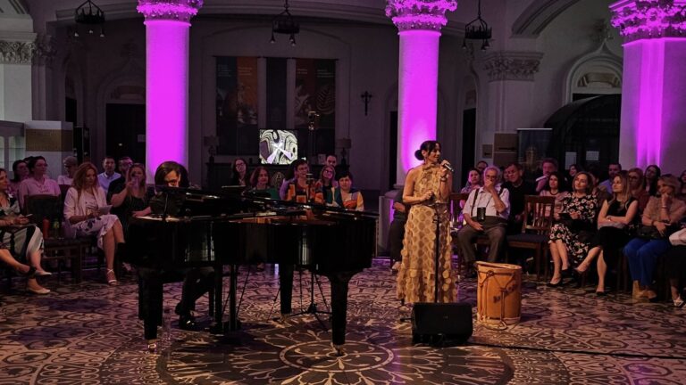 Recital inedit de muzică și poezie, la Iași. „La fereastra cu pisică” aduce parfumul Micului Paris la Palatul Culturii