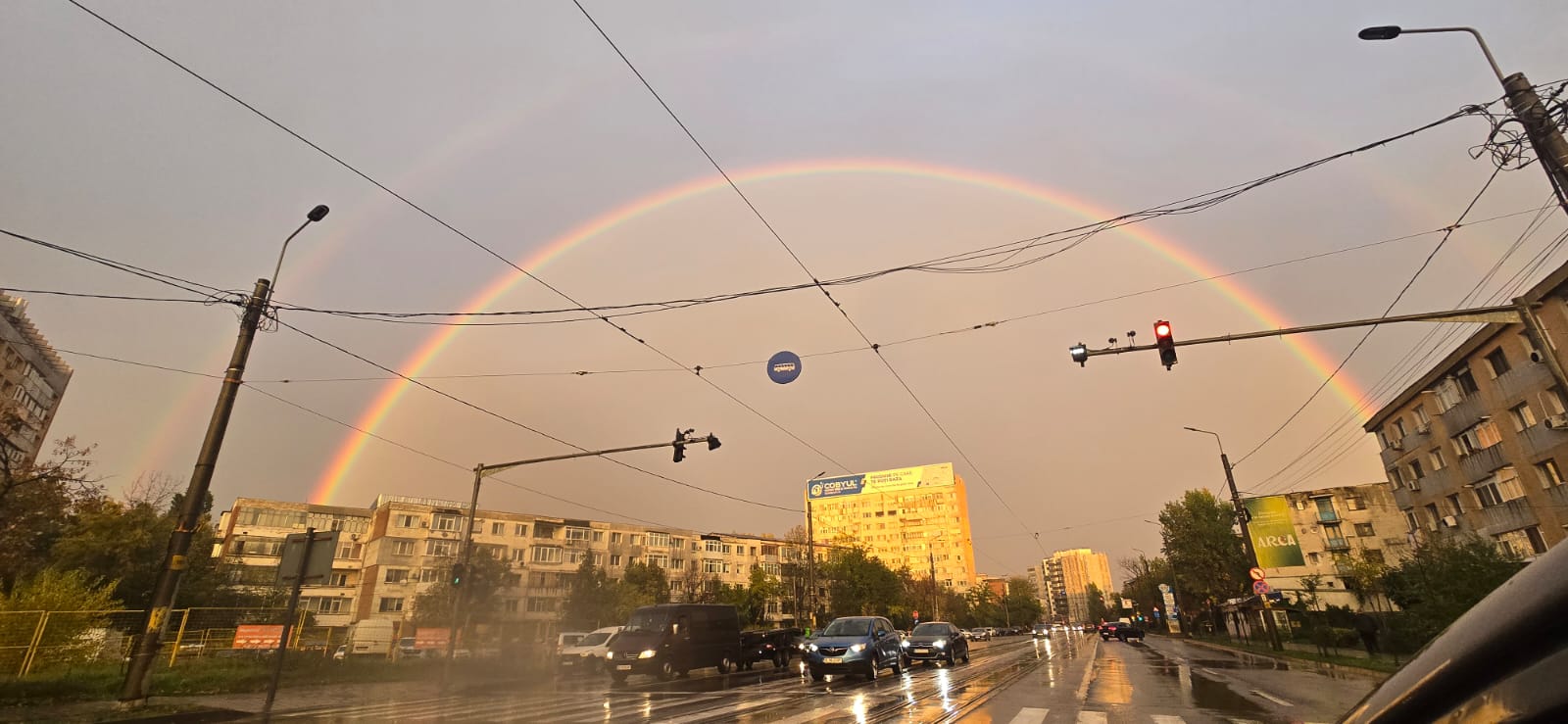 Fenomen spectaculos pe cerul Iașului într-o seară de toamnă târzie – Un curcubeu dublu (FOTO/VIDEO)