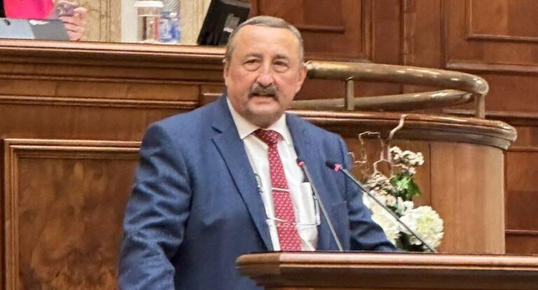 Accesul copiilor la școală, victimă colaterală a răfuielilor politice (P)