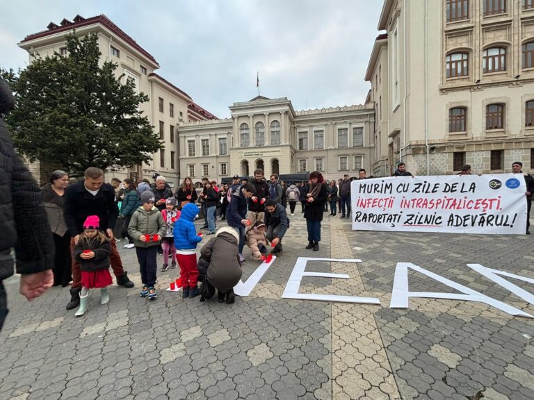 FOTO - Zeci de oameni au aprins lumânări în Piața Națiunii din Iași, în memoria copiilor uciși de infecțiile nosocomiale
