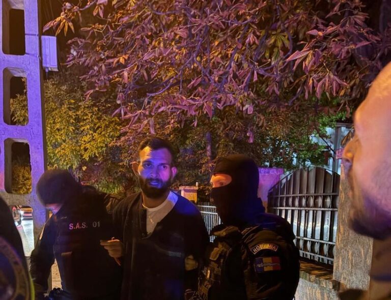 Un tânăr care a evadat în timp ce era coborât din autospecială, a intrat în curtea unui bărbat de 82 de ani și a furat o bicicletă. A fost prins în municipiul Craiova