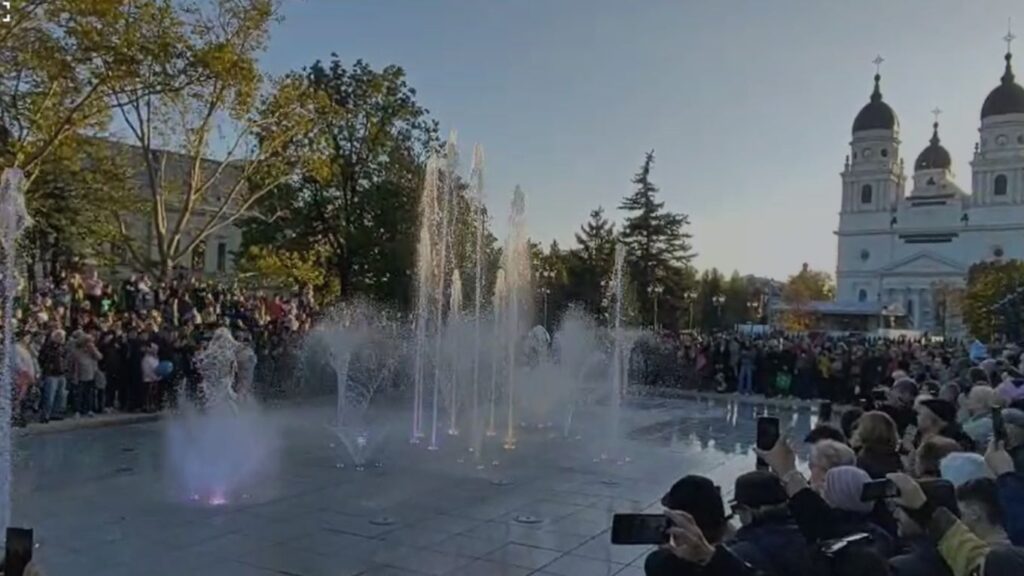  VIDEO | Muzică, ritm și culoare. Cum arată fântâna interactivă din fața Teatrului Național