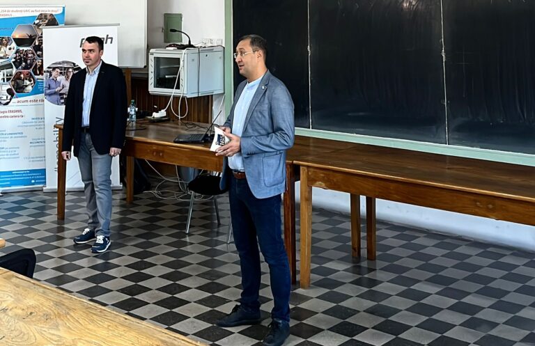 „Poate fi deviat un corp ceresc ce se îndreaptă spre noi?” Apărarea Pământului în fața asteroizilor, explicată de un cercetător studenților ieșeni - FOTO