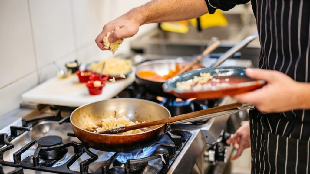  Generația GLOVO – Cum s-a schimbat relația tinerilor cu gătitul? „Mă salvează aplicațiile, mai ales în zilele aglomerate”