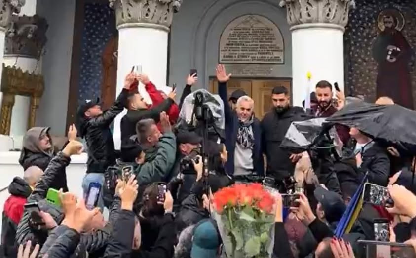  Un parlamentar din Iași a sesizat Parchetul în cazul lui Călin Georgescu, după ce pro-rusul ar fi executat din nou în public salutul legionar