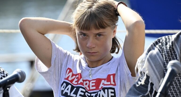 Greta Thunberg spune că este reţinută de Israel într-o celulă infestată cu ploşniţe