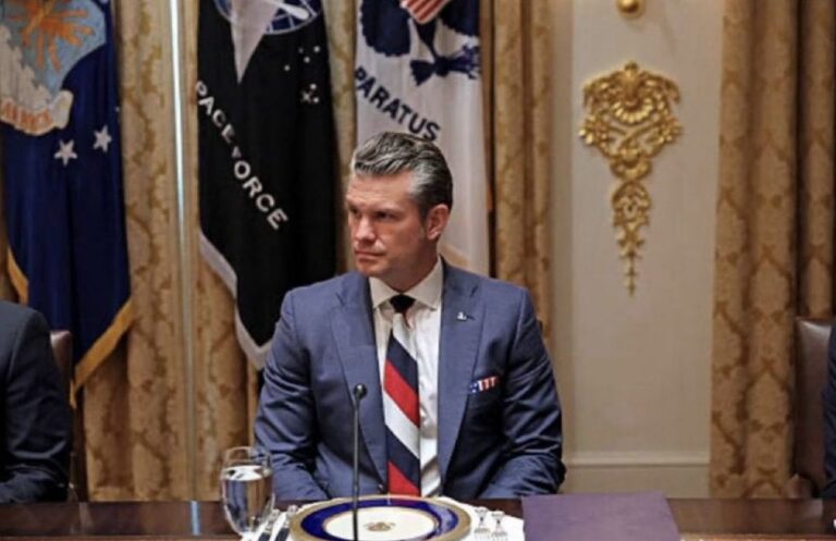 Şeful Pentagonului a purtat o cravată în culorile steagului Rusiei în timpul întâlnirii dintre Trump şi Zelenski