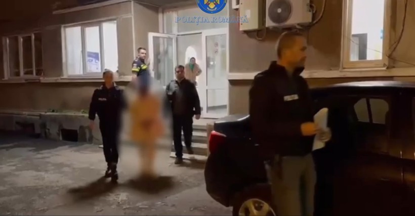  Bucureşti: Două femei au furat haine dintr-un magazin şi le-au agresat pe angajatele care încercau să recupereze acele bunuri