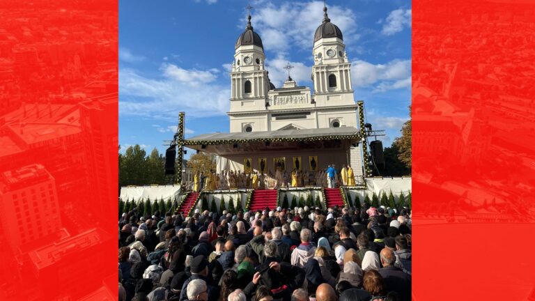 Trei povești extraordinare despre credință și familie. Cine sunt cei trei preoți ieșeni cu 10-12 copii premiați în fața a zeci de mii de pelerini?