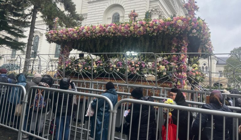 Pelerinii continuă să vină valuri la racla Cuvioasei Parascheva. Cele 100 de autocare ajunse de la Voluntari au dat traficul peste cap marți dimineața