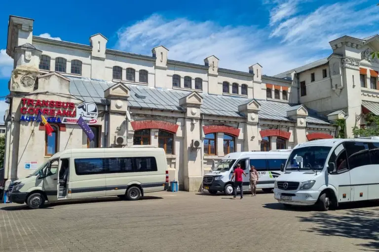 Transport județean public: CJ Iași pierde recursul la Tribunal. Licitația pentru concesionarea celor 92 de trasee din județ rămâne înghețată