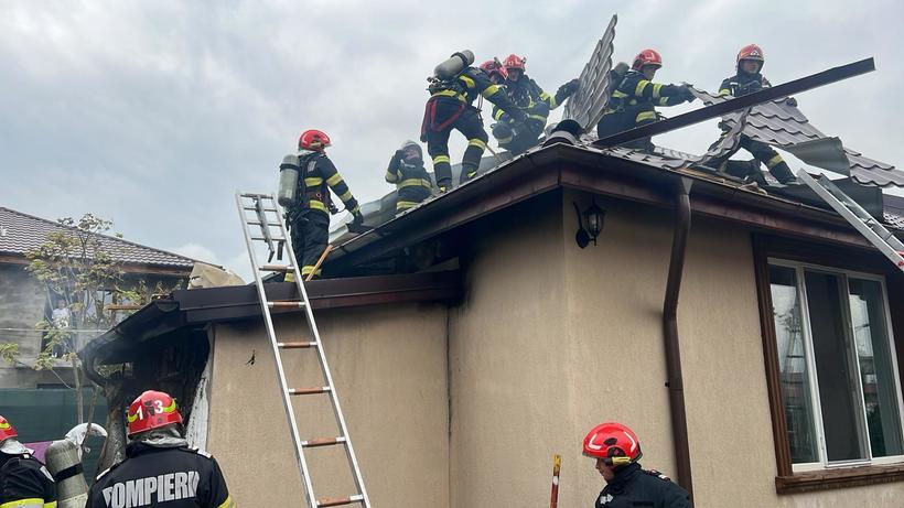  Ilfov: Incendiu la o construcţie învecinată cu un cămin pentru vârstnici. În incinta magaziei a fost identificată o persoană decedată