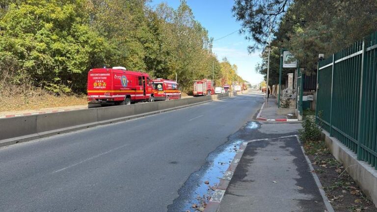 Zeci de oameni evacuaţi în Voluntari, judeţul Ilfov, după ce un incendiu izbucnit la două autoturisme s-a extins la o ţeavă de alimentare cu gaz