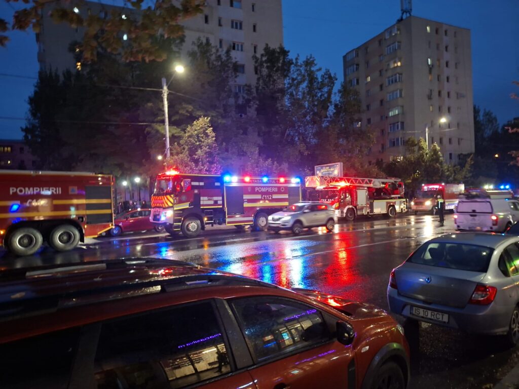  Incendiu puternic la un bloc de zece etaje din Păcurari. Persoane intoxicate cu fum – VIDEO