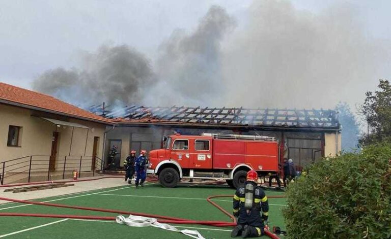 O școală din județul Timiș a luat foc. Aproximativ 80 de persoane s-au autoevacuat