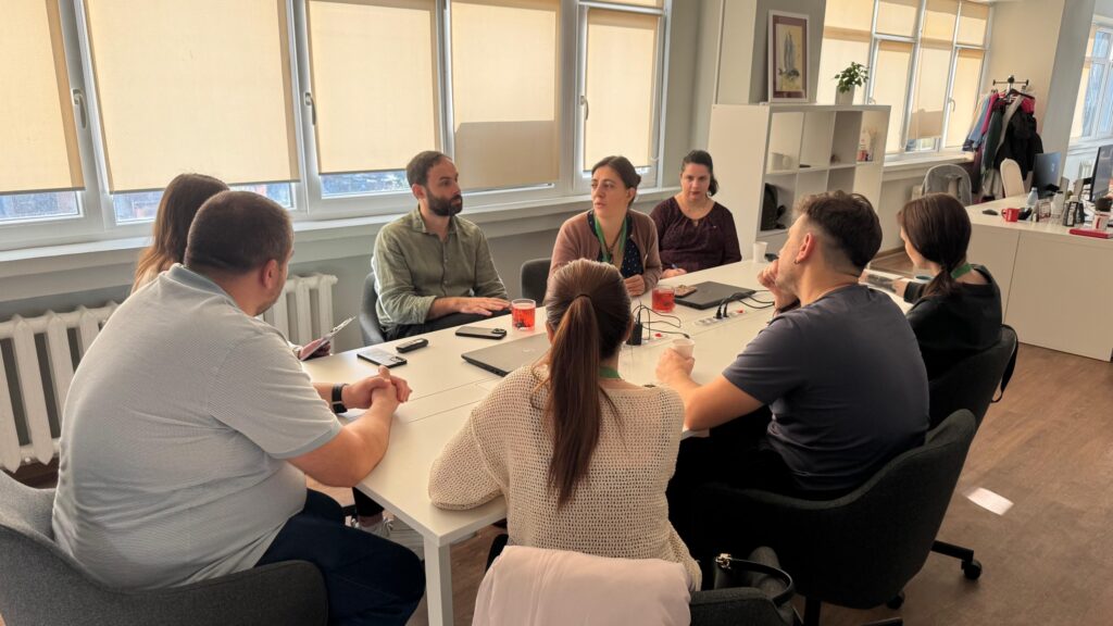  „Cel care se obișnuiește cu războiul moare mai repede”. Scriitorii ucraineni sosiți la FILIT direct de pe front povestesc despre puterea literaturii, curaj și identitate ucraineană