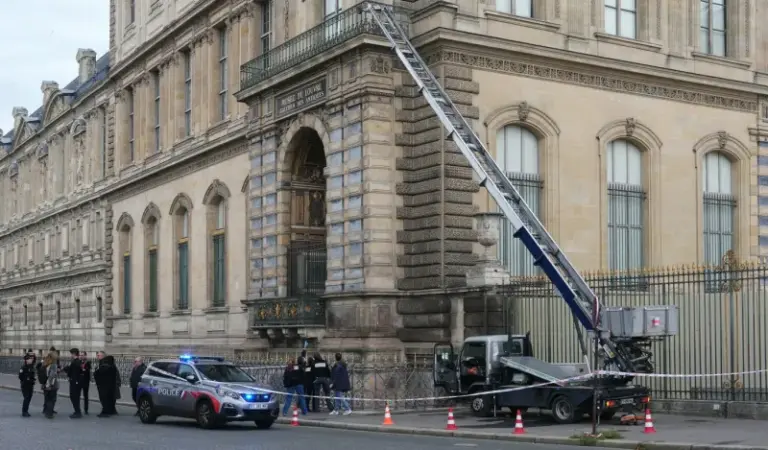 Suspectul în cazul jafului de la Luvru este o vedetă a reţelelor sociale şi fost paznic al muzeului, potrivit unor surse media