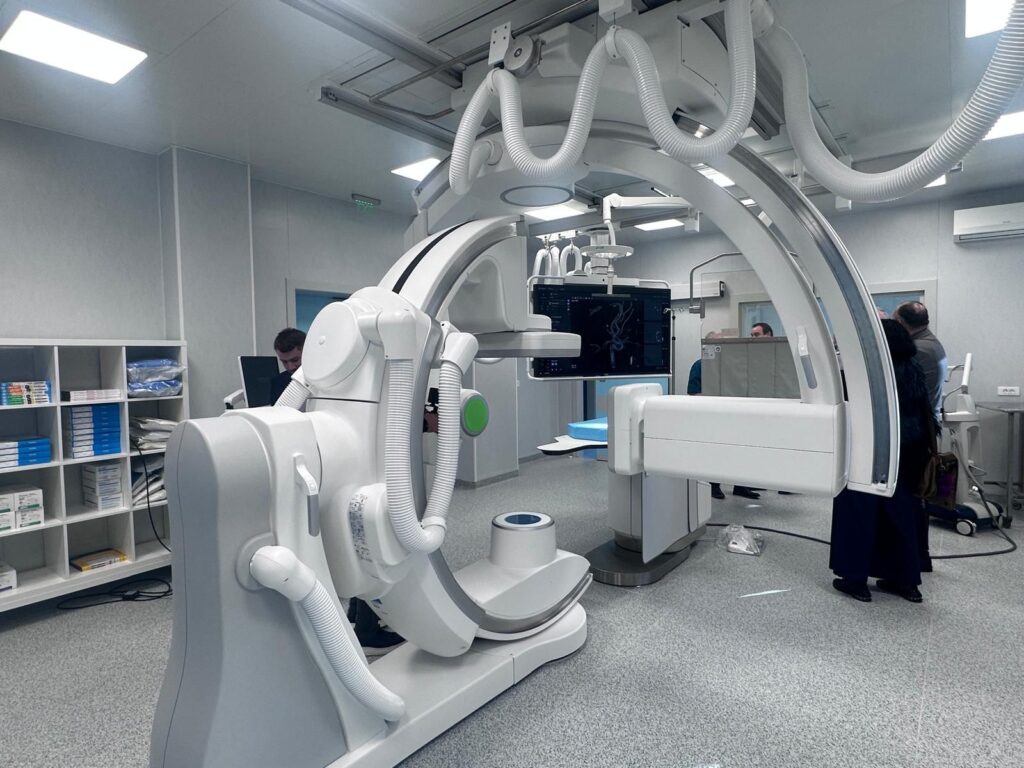  La Iași s-a inaugurat cel mai performant laborator de neuroradiologie din România. Dr. Eva: „Multe afecțiuni ale creierului pot fi tratate prin interiorul vaselor, fără a fi nevoie de deschiderea cutiei craniene”