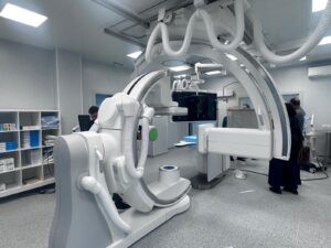 Iași inaugurează cel mai performant laborator de neurochirurgie din România. Dr. Eva: „Medicina a evoluat, iar astăzi multe afecțiuni ale creierului pot fi tratate prin interiorul vaselor, fără a fi nevoie de deschiderea cutiei craniene”