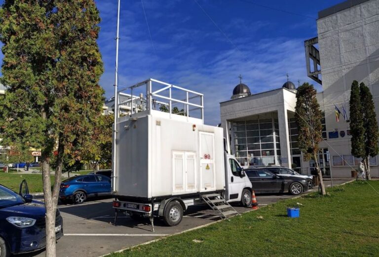 Autolaboratorul Direcției de Mediu ajunge în premieră la Pașcani. Timp de o lună, aerul din oraș va fi „pus sub lupă”: respirăm cel mai murdar aer din UE