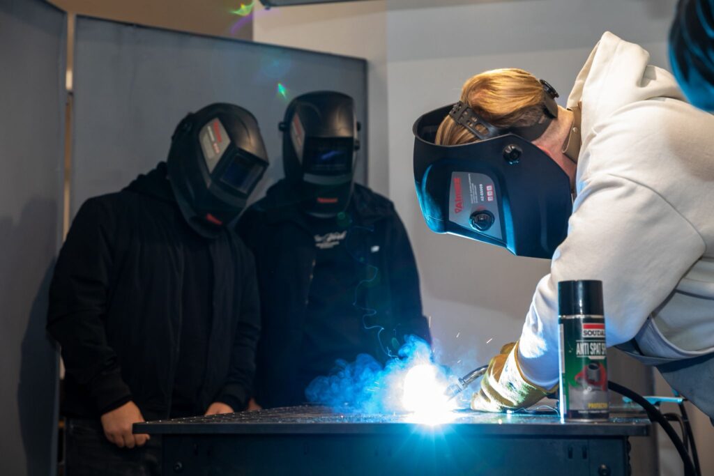  PHINIA și QUARTZ MATRIX au modernizat Laboratorul de Sudare al Facultății de Construcții de Mașini și Management Industrial din Iași