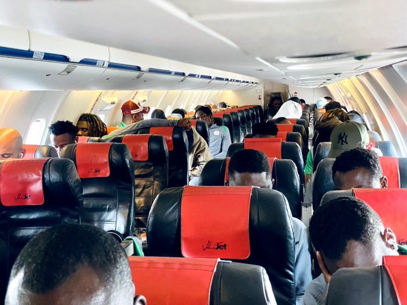  Momente de panică pentru jucătorii Nigeriei. Avionul cu care zburau, nevoit să aterizeze de urgenţă după ce parbrizul cabinei de pilotaj s-a fisurat