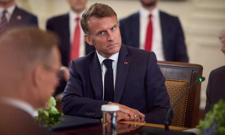 Macron, îndemnat să demisioneze pentru a pune capăt crizei politice din Franţa