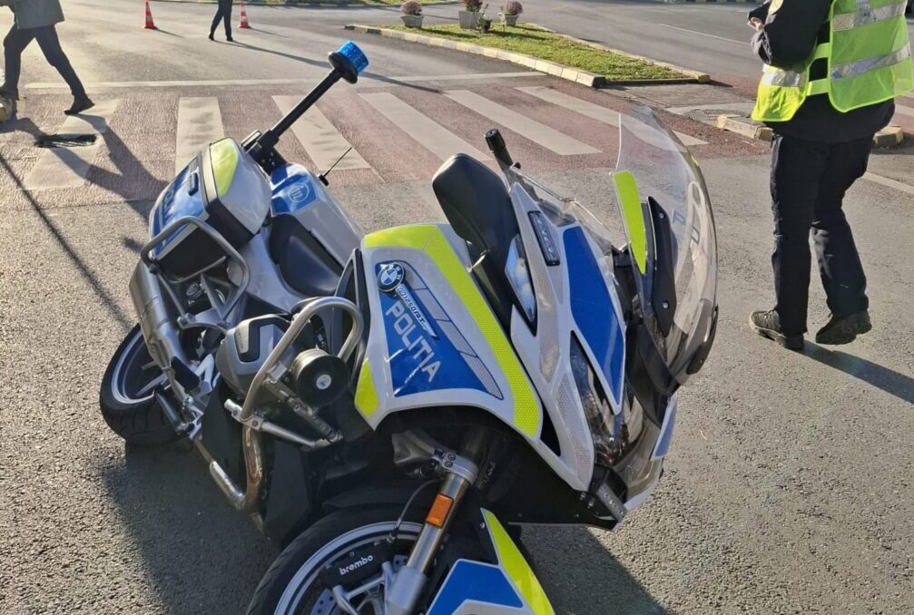 O tânără din Botoșani a fost amendată şi s-a ales cu permisul suspendat, după ce a acroşat o motocicletă a Poliţiei Rutiere. Vorbea la telefon și nu s-a asigurat la schimbarea benzii de circulaţie