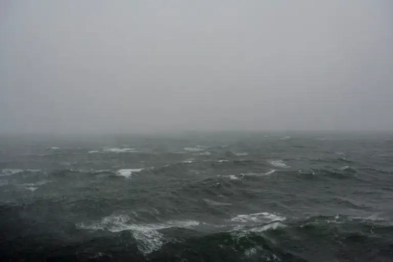 Echipajul unui vas naufragiat în Marea Neagră, salvat de bulgari, în cooperare cu nave din România