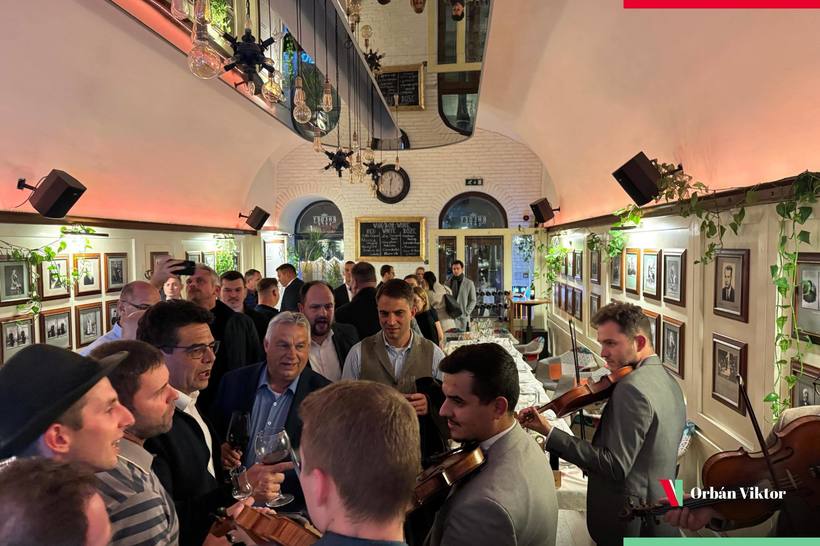  VIDEO | Viktor Orban s-a distrat într-un local din Cluj. Cu paharul în mână, a cântat: „Noi nu plecăm de aici”
