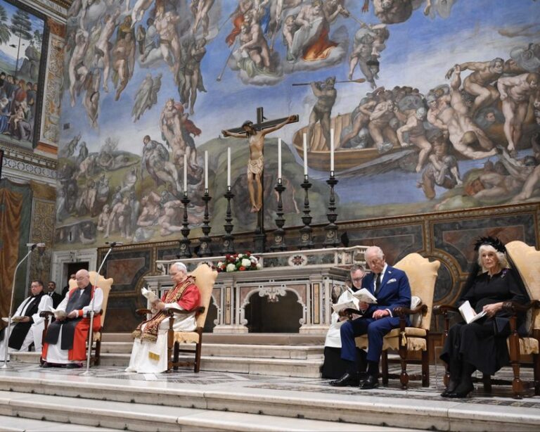 Regele Charles şi Papa Leon s-au rugat împreună, o premieră în ultimele cinci secole, care simbolizează reconcilierea