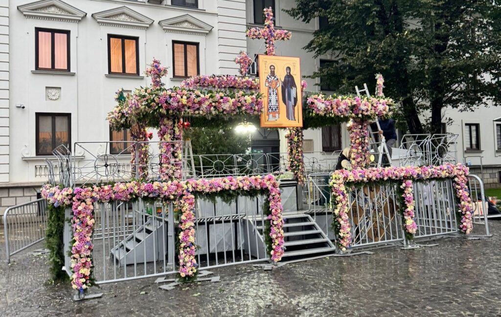  Azi începe oficial hramul Sfintei Cuvioase Parascheva la Iași. Baldachinul a fost împodobit ieri/GALERIE FOTO