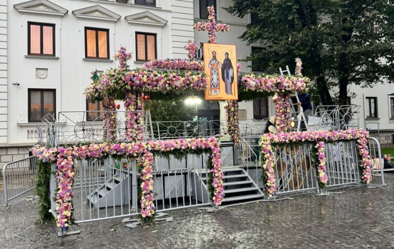 Azi începe oficial hramul Sfintei Cuvioase Parascheva la Iași. Baldachinul a fost împodobit ieri/GALERIE FOTO