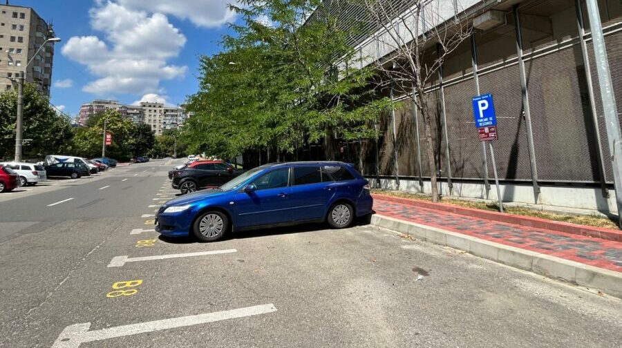  Primăria Iași a introdus taxă pe 700 de locuri de parcare în lungul a două bulevarde mari din oraș. Un abonament, 140 de lei / lună