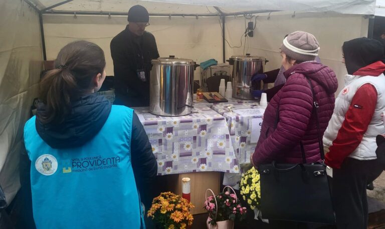 A treia zi de hram astăzi la Iași: Zeci de mii de pelerini au trecut deja pe la raclă/FOTO