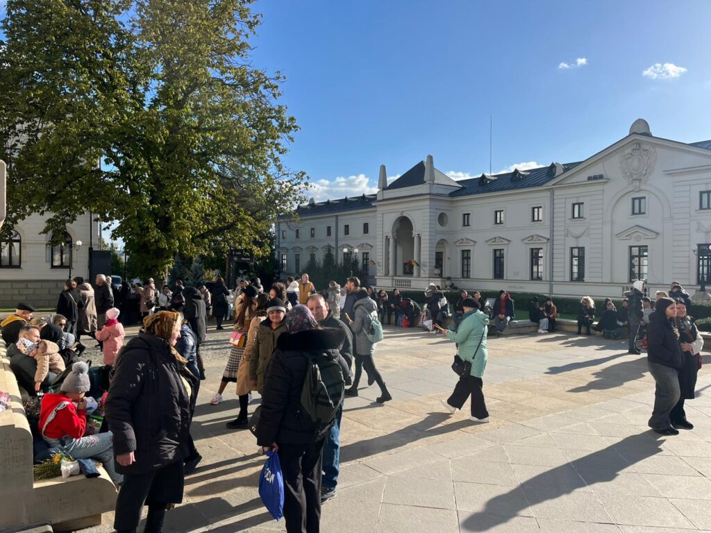  Rândul credincioșilor veniți la pelerinajul Sfintei Parascheva a atins aproape 4 kilometri: peste 100.000 au trecut pe la raclă