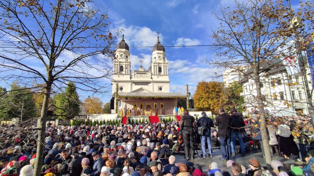  Trei povești extraordinare despre credință și familie. Cine sunt cei trei preoți ieșeni cu 10-12 copii premiați în fața a zeci de mii de pelerini?