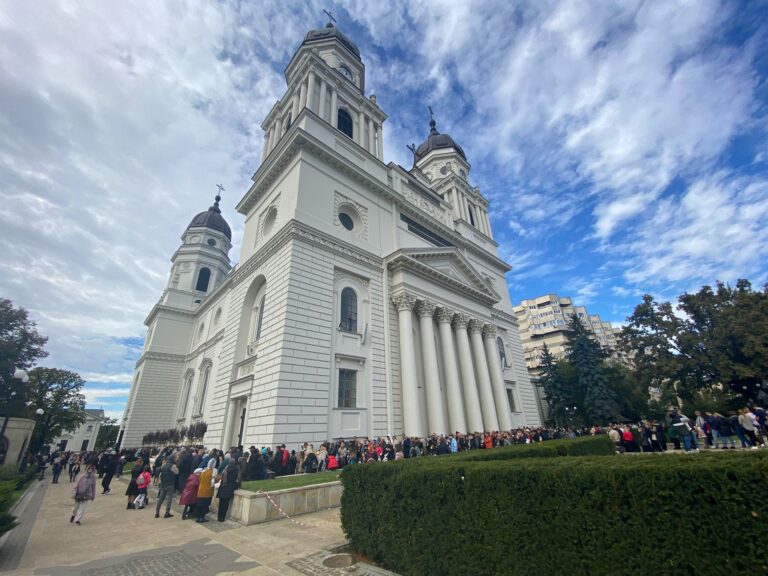 Opt persoane, venite la pelerinajul de la Sfânta Parascheva, au avut nevoie de ajutor medical în ultimele 24 de ore. Două femei, transportate la spital