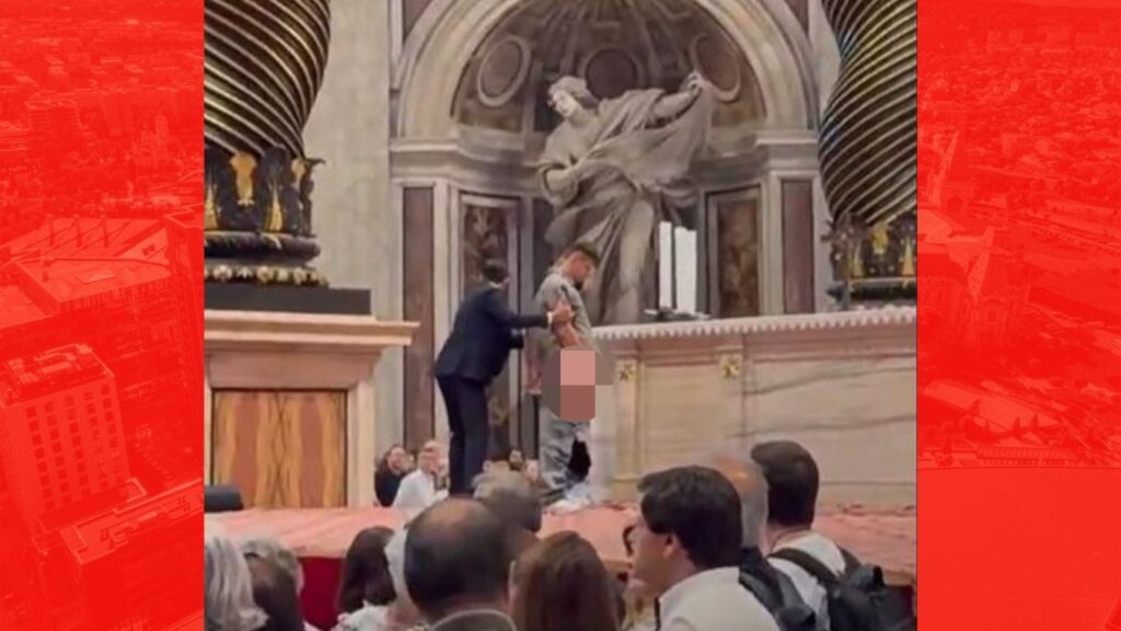 VIDEO | Incident șocant la Vatican. Un bărbat a urinat pe altarul Bazilicii Sfântul Petru